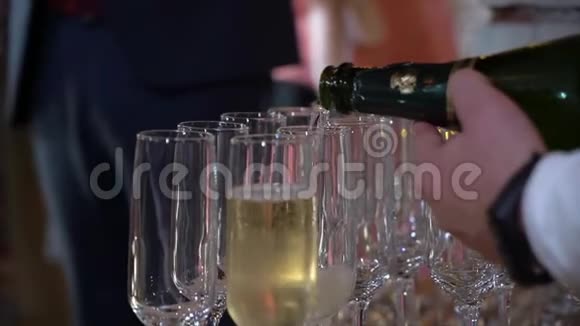 派对上戴眼镜和瓶子的香槟酒精饮料和饮料视频的预览图