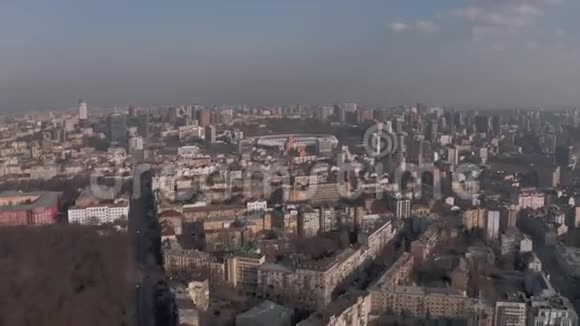 基辅4KDrone航班的起居室和公寓大楼视频的预览图