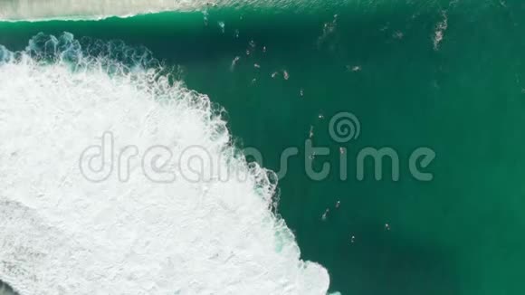 海浪和海浪的鸟瞰图上景冲浪运动视频的预览图