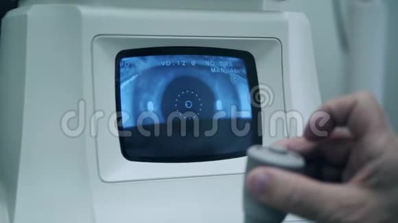 一位医生在一家医院使用医疗机器视频的预览图