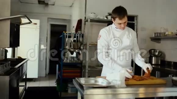 专业厨师在餐厅厨房的砧板上准备带有香料的排骨视频的预览图
