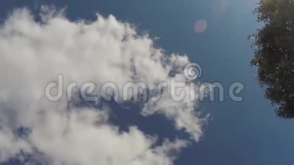 云彩在明亮的蓝天上移动视频的预览图