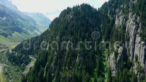 俯瞰瑞士阿尔卑斯山的空中景色从上面俯瞰美丽的瑞士视频的预览图