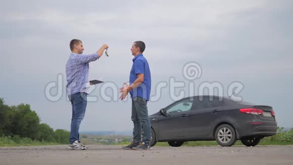 在道路车祸保险代理人审查车祸车主和保险人员制作纸质表格两个人组成视频的预览图