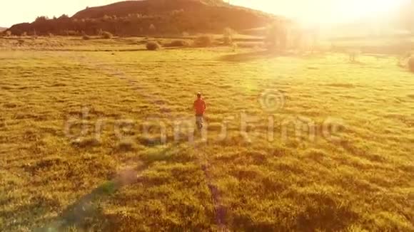 在绿油油的草地上飞过运动员山上日落视频的预览图
