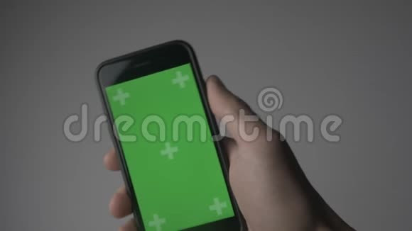 用绿色屏幕色键关闭人手持智能手机触摸视频的预览图