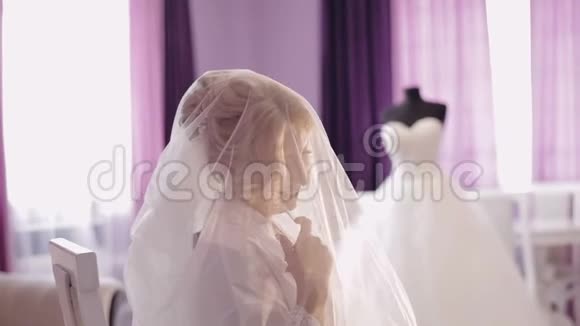 美丽可爱的新娘穿着睡衣漂亮又整洁的女人结婚的早晨慢动作视频的预览图