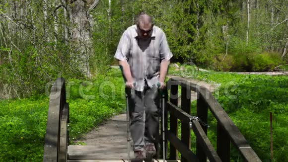 拄拐的残疾人在桥上行走视频的预览图