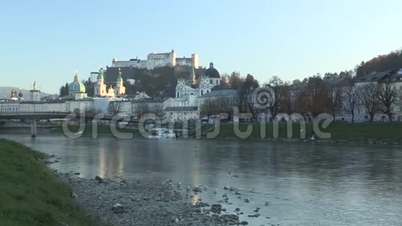 从萨尔茨堡河到萨尔茨堡市中心奥地利欧洲视频的预览图