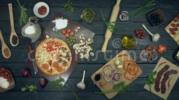 生态黑色背景下的披萨视频的预览图