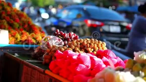 在街头亚洲市场出售的异国水果视频的预览图