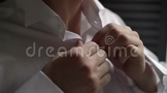男人穿白色衬衫视频的预览图