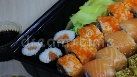 新鲜日本寿司和卷宏生鱼片uramaki和nighiri典型的日本菜视频的预览图