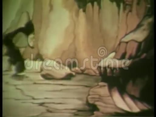 阿拉伯男人在洞穴里踱来踱去视频的预览图
