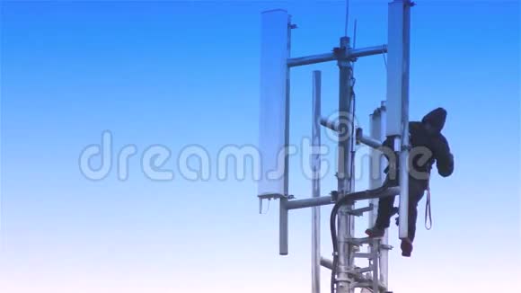 移动电话通讯无线电天线一4G移动网络维修人员视频的预览图