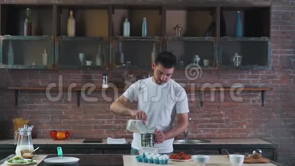 那个人正在厨房做饭视频的预览图