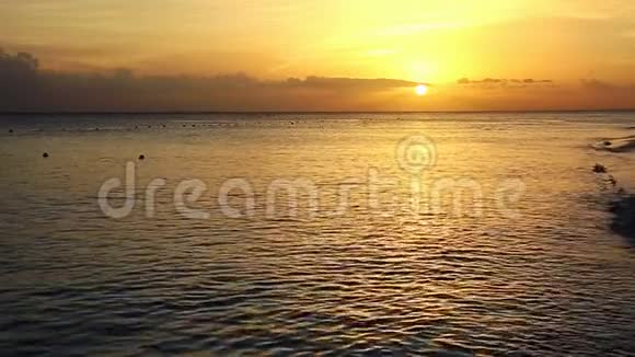 金色日出日落过海洋视频的预览图