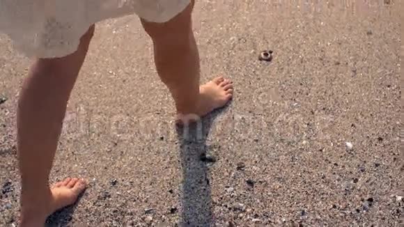 在沙滩上行走的女人视频的预览图