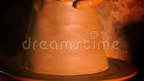 陶罐由粘土车间制成视频的预览图