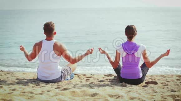 坐在沙滩上练瑜伽视频的预览图