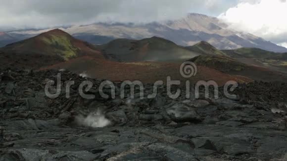 2012年Tolbachik火山喷发造成的冰冻熔岩流视频的预览图