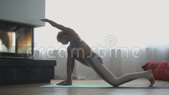 年轻漂亮的运动白人女孩练习瑜伽姿势体式印支视频的预览图