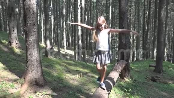 森林里的孩子散步树木孩子玩野营冒险女孩户外木头视频的预览图