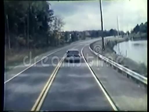 汽车沿着乡村公路行驶视频的预览图