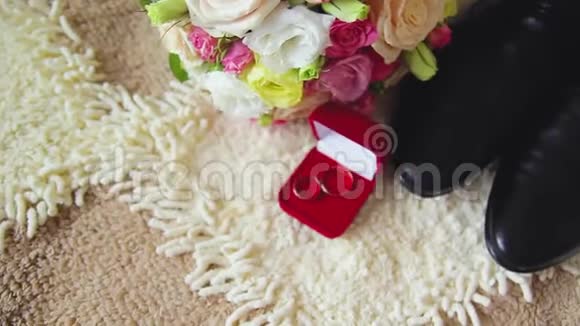 新婚夫妇和新娘花束的装饰品视频的预览图