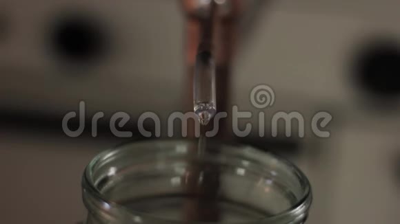 酒精蒸馏设备液体流入玻璃罐视频的预览图