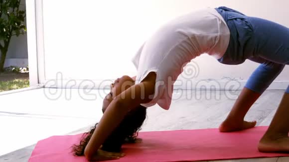 十几岁的女孩练习瑜伽视频的预览图
