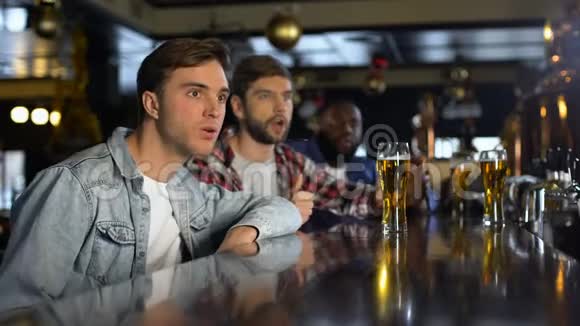 球迷在酒吧观看比赛为国家队的胜利欢呼视频的预览图