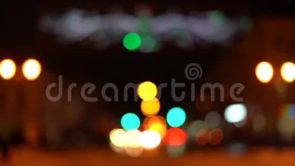 在一个大城市里夜间道路上模糊的交通视频的预览图