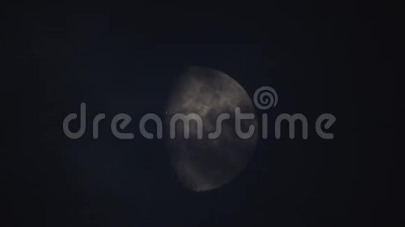 夜空中有云的月亮神秘主题和神秘的概念神秘的夜空与月亮和戏剧性的云彩被动视频的预览图