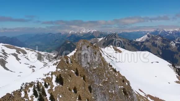 瑞士阿尔卑斯山雪峰的空中无人机景瑞士罗谢斯德纳耶山峰视频的预览图