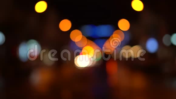 在一个大城市里夜间道路上模糊的交通视频的预览图