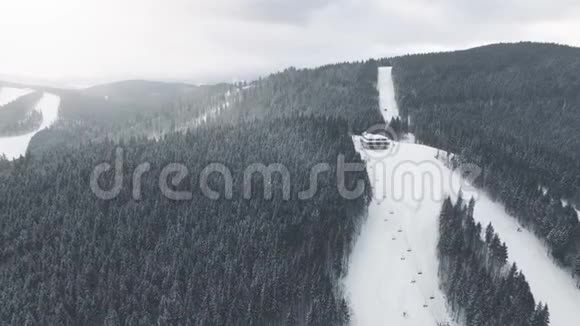 4K航天无人机景观滑雪胜地布科维尔度假视频的预览图