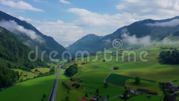 瑞士阿尔卑斯山的精彩鸟瞰瑞士上空视频的预览图