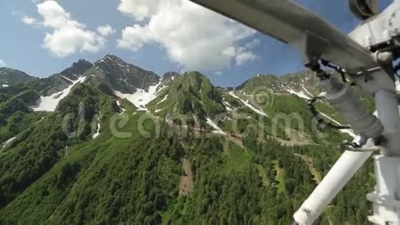 直升机飞过群山视频的预览图