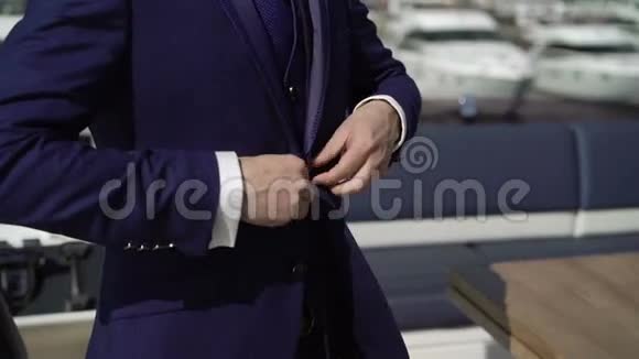 男人扣蓝色夹克视频的预览图