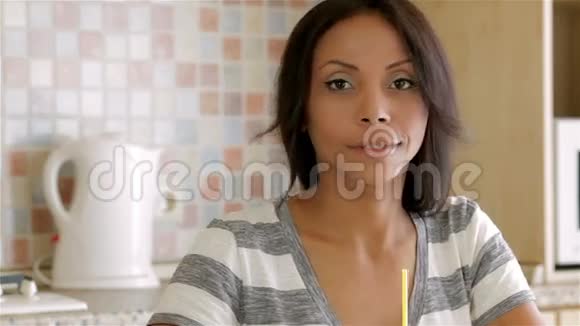 喝果汁的美女画像视频的预览图