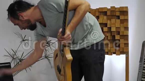 音乐家在家庭音乐工作室演奏电吉他视频的预览图