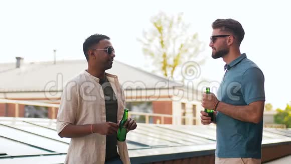 快乐的男性朋友在屋顶聚会上喝啤酒视频的预览图
