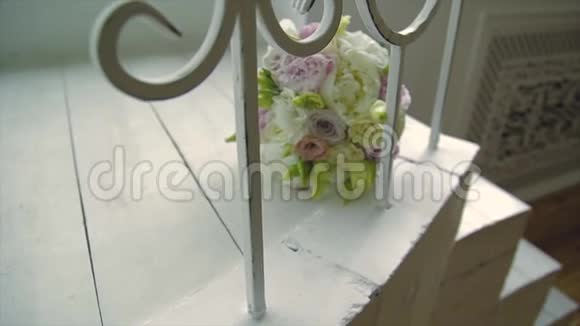 新婚夫妇和新娘花束的装饰品视频的预览图