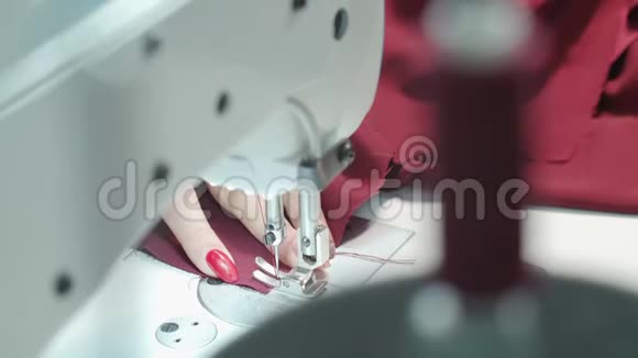 裁缝女缝纫订单在阿泰利耶视频的预览图