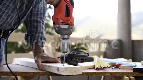 工匠在木板上工作视频的预览图