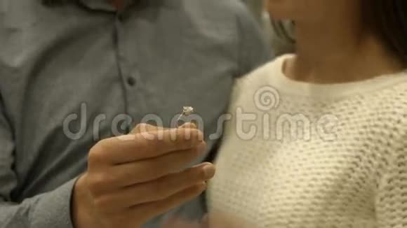 男人给女友送订婚戒指视频的预览图