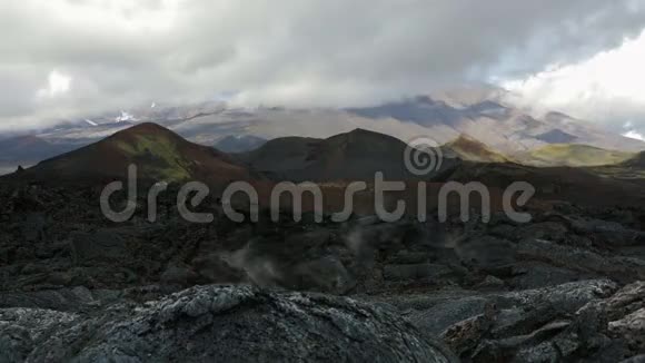 2012年Tolbachik火山喷发造成的冰冻熔岩流视频的预览图