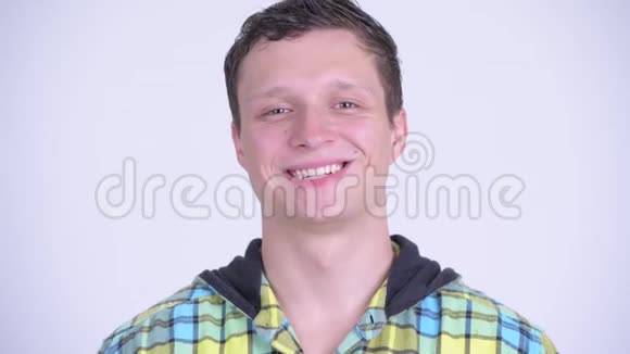 一脸快乐的年轻帅哥微笑视频的预览图