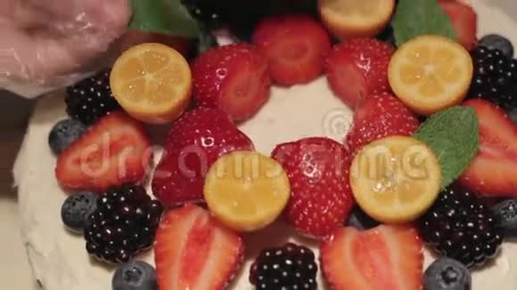 浆果草莓蛋糕装饰视频的预览图